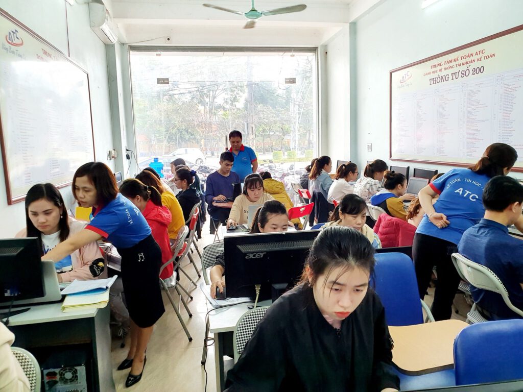 Học tin học văn phòng cấp tốc tại Thanh Hóa  Cách hiện thanh công cụ trong Excel  Nếu như thanh công cụ không hiển thị trên Excel thì bạn hãy theo dõi hướng dẫn trong bài viết này để biết cách bật, tắt, ẩn hiện thanh công cụ trong Excel nhé.  Trung tâm đào tạo tin học ATC xin chia sẻ cùng các bạn kiến thức này nhé!