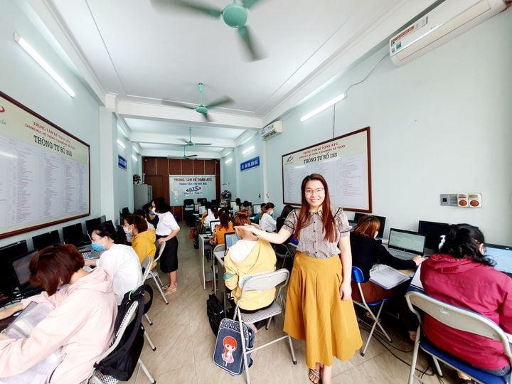 Trung tâm tin học văn phòng tại Thanh Hóa Khẩu trang, Kính chắn không ngăn niềm hăng say học tập của Thầy trò ATC