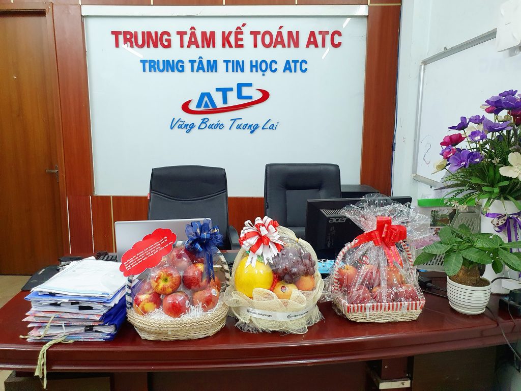 trung tâm kế toán tại thanh hóa HÔM NAY Chẳng phải NGÀY LỄ nhưng ATC LIÊN TỤC nhận những món QUÀ cảm ơn từ Học viên TỐT NGHIỆP và quà từ