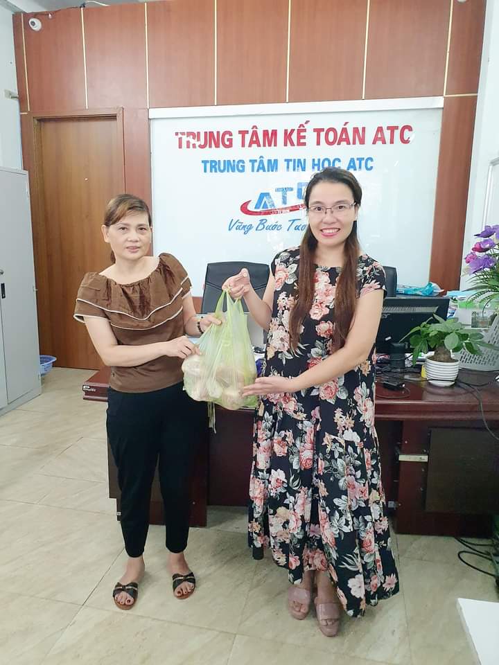 học kế toán thực hành tại thanh hóa MÙNG 1 NHẬN MÓN QUÀ ĐẶC BIỆT TỪ PHỤ HUYNH HỌC VIÊN ATC: Thịt lợn rừng .Chị nói: "Trung tâm ATC trao đi