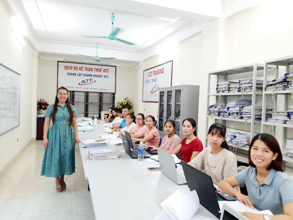 Học kế toán tại thanh hóa Buổi giảng THUẾ năng lượng TUYỆT VỜI của cô giáo ATC...Các bạn nhận xét cô dạy tận tâm, dễ hiểu...