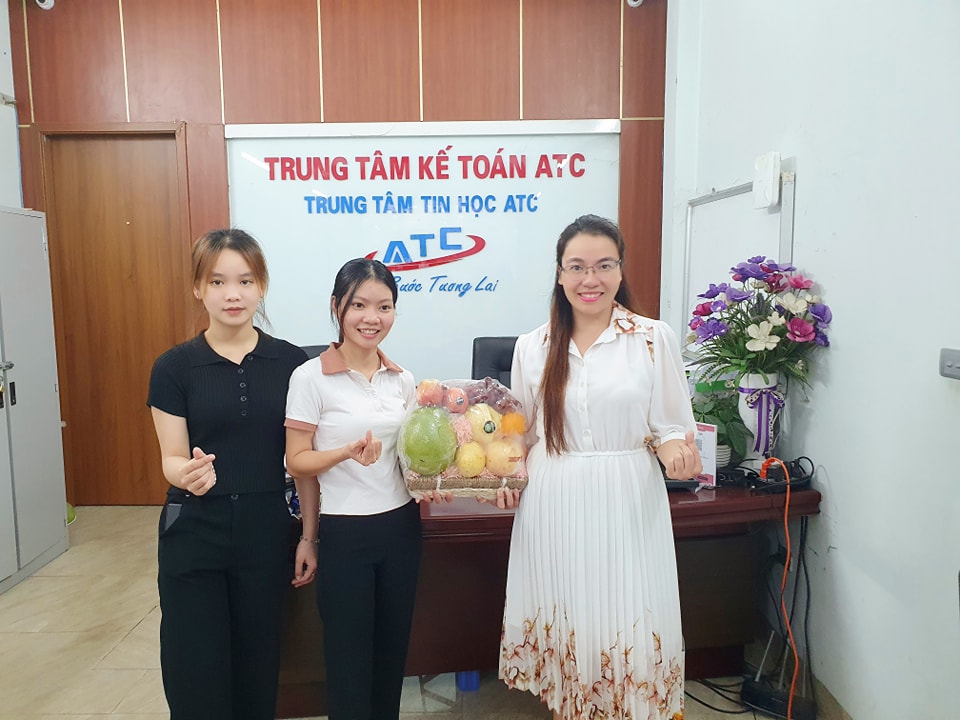 Hoc ke toan cap toc o thanh hoa SÁNG MÙNG 1, SẾP ATC NHẬN QUÀ CỦA HỌC VIÊN TỐT NGHIỆP...Các em nói: Cả 1 lộ trình học ở ATC các em