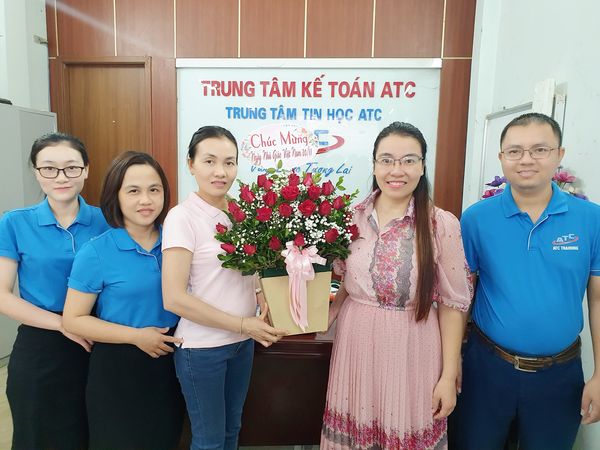 Hoc ke toan cap toc tai thanh hoa TRI ÂN NGÀY NHÀ GIÁO... HÔM NAY ATC NHẬN QUÀ SỚM 20/11 TỪ HỌC VIÊN...Một chữ cũng là Thầy... Những