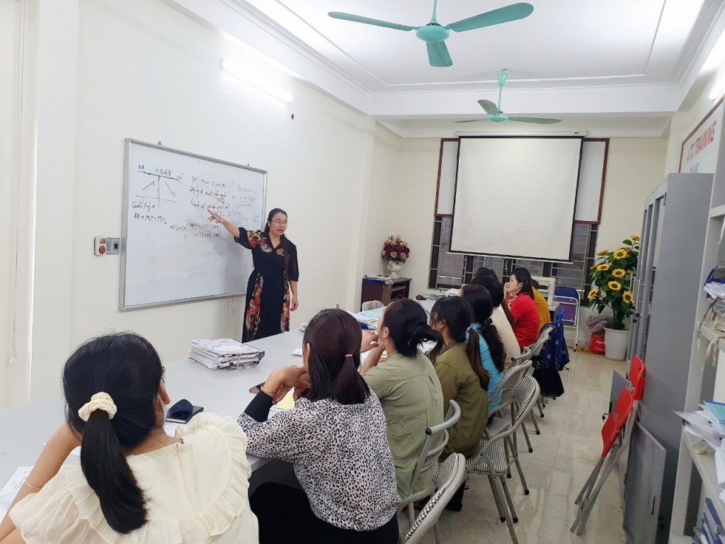 Học kế toán cấp tốc ở Thanh Hóa "CÁCH GIẢNG CỦA CÔ RẤT NGỌT NGÀO, SAO MÀ CUỐN HÚT QUÁ"... Lớp chiều qua, Học viên nghe giảng xong tâm