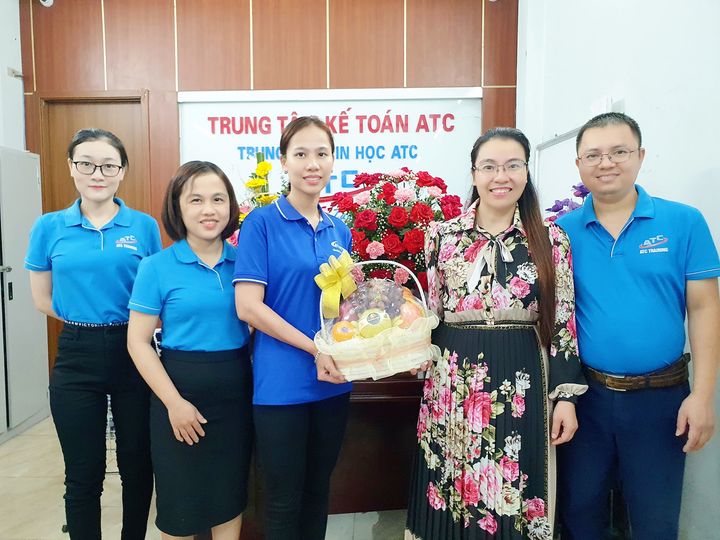 Hoc ke toan cap toc tai thanh hoa Bánh chưng xanh bên dưa hấu đỏCành mai vàng bên cành đào xinhTết năm nay chúng ta thêm một tuổiCho