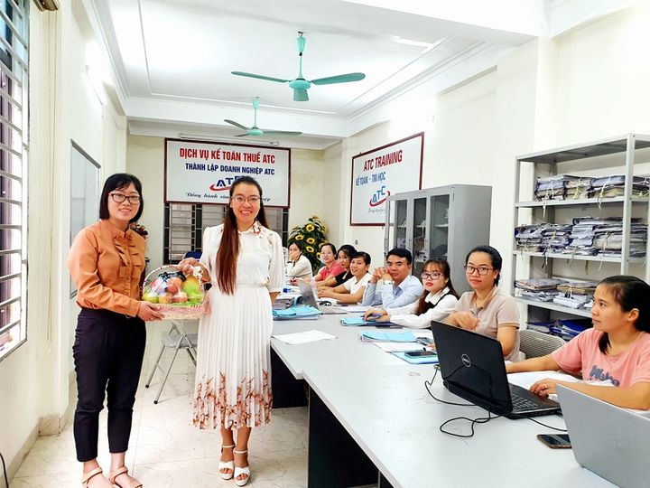 Hoc ke toan cap toc tai thanh hoa HỌC VIÊN LÊN TẬN TẦNG 2 CÔ GIÁO ĐANG GIẢNG LÝ THUYẾT ĐỂ TẶNG QUÀ CẢM ƠN KHI TỐT NGHIỆP KHÓA